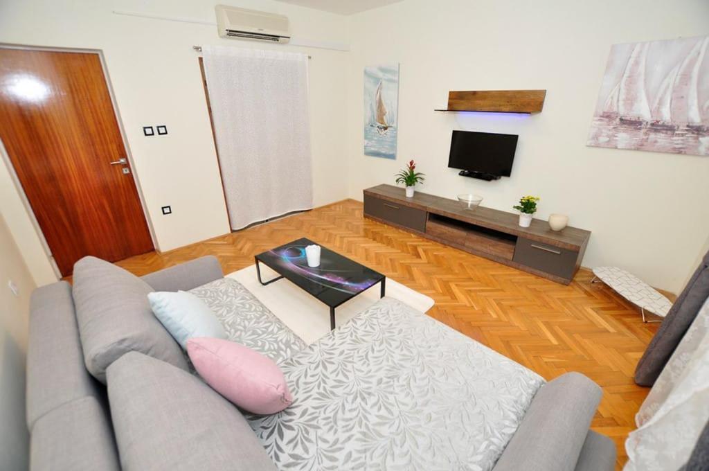 Apartments Gabi Omis Exterior photo