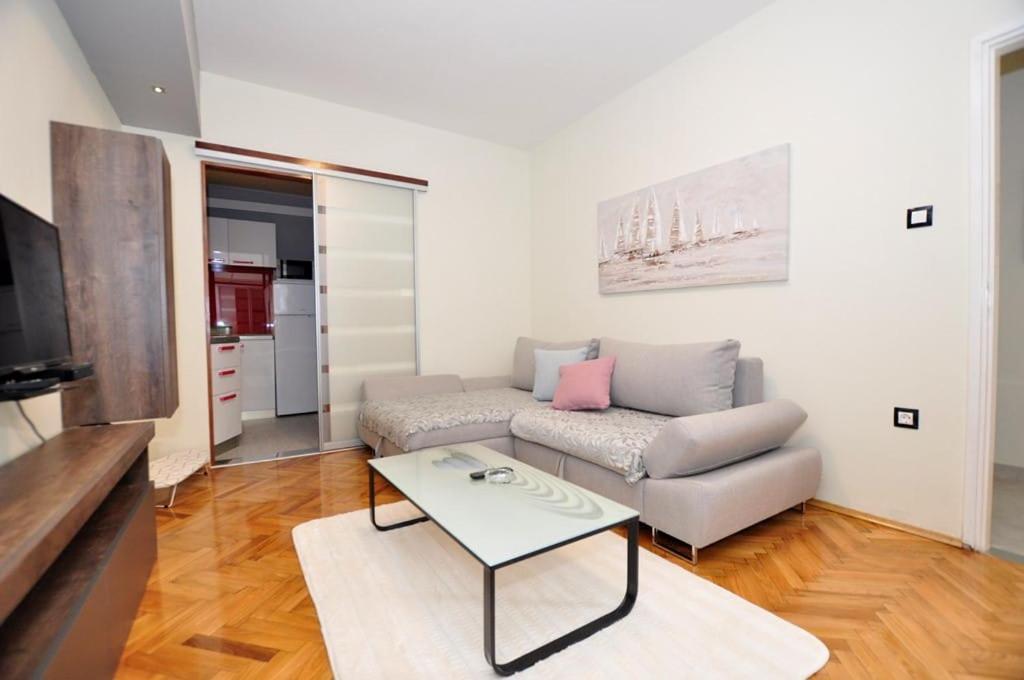 Apartments Gabi Omis Exterior photo