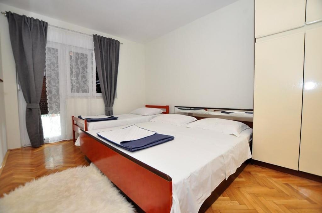 Apartments Gabi Omis Exterior photo