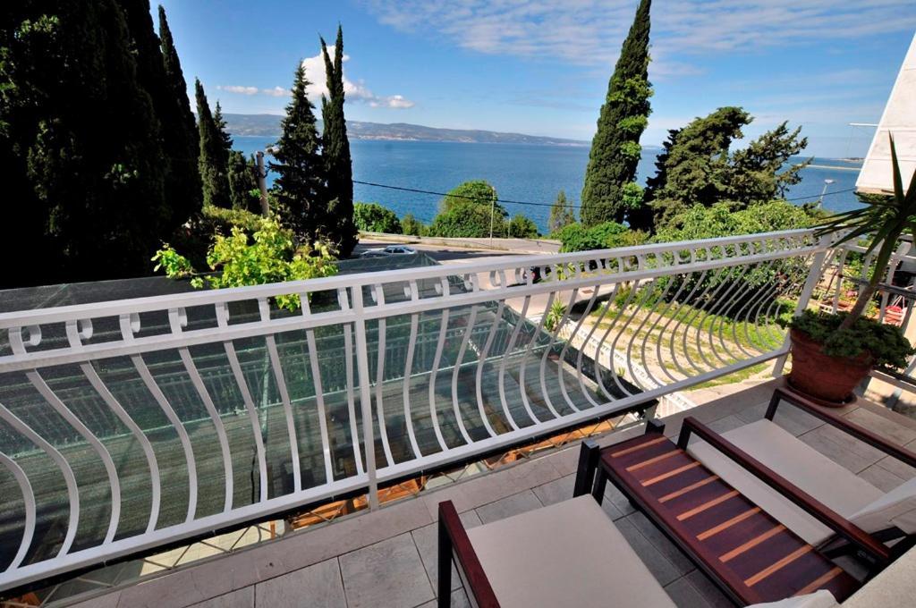 Apartments Gabi Omis Exterior photo