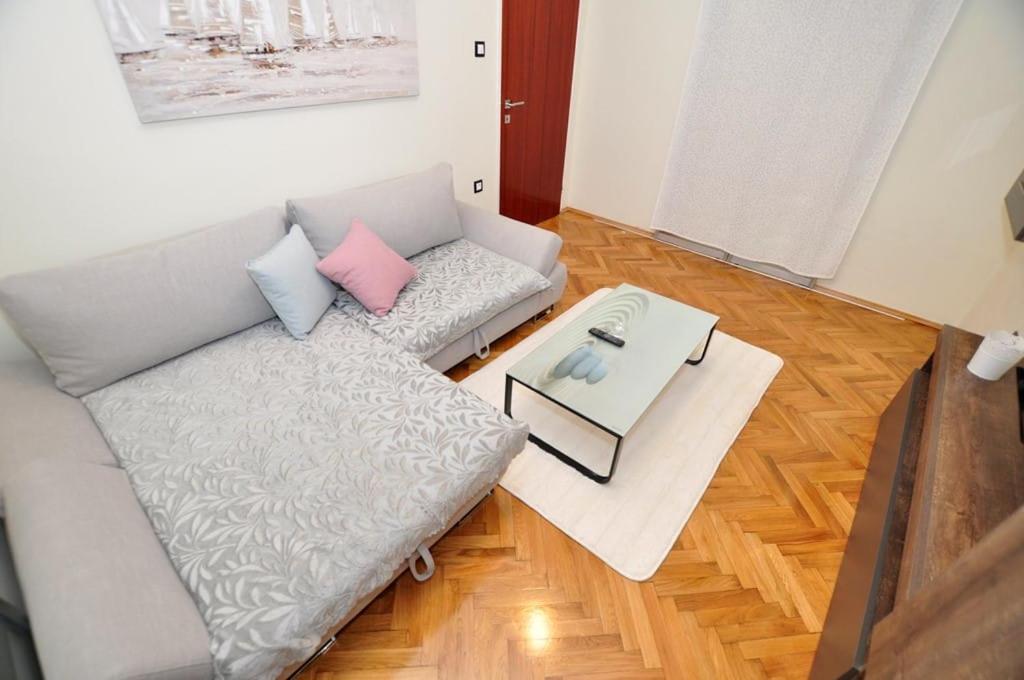Apartments Gabi Omis Exterior photo