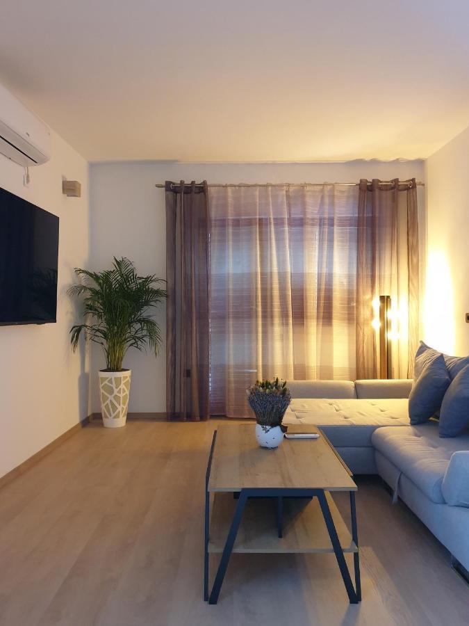 Apartments Gabi Omis Exterior photo
