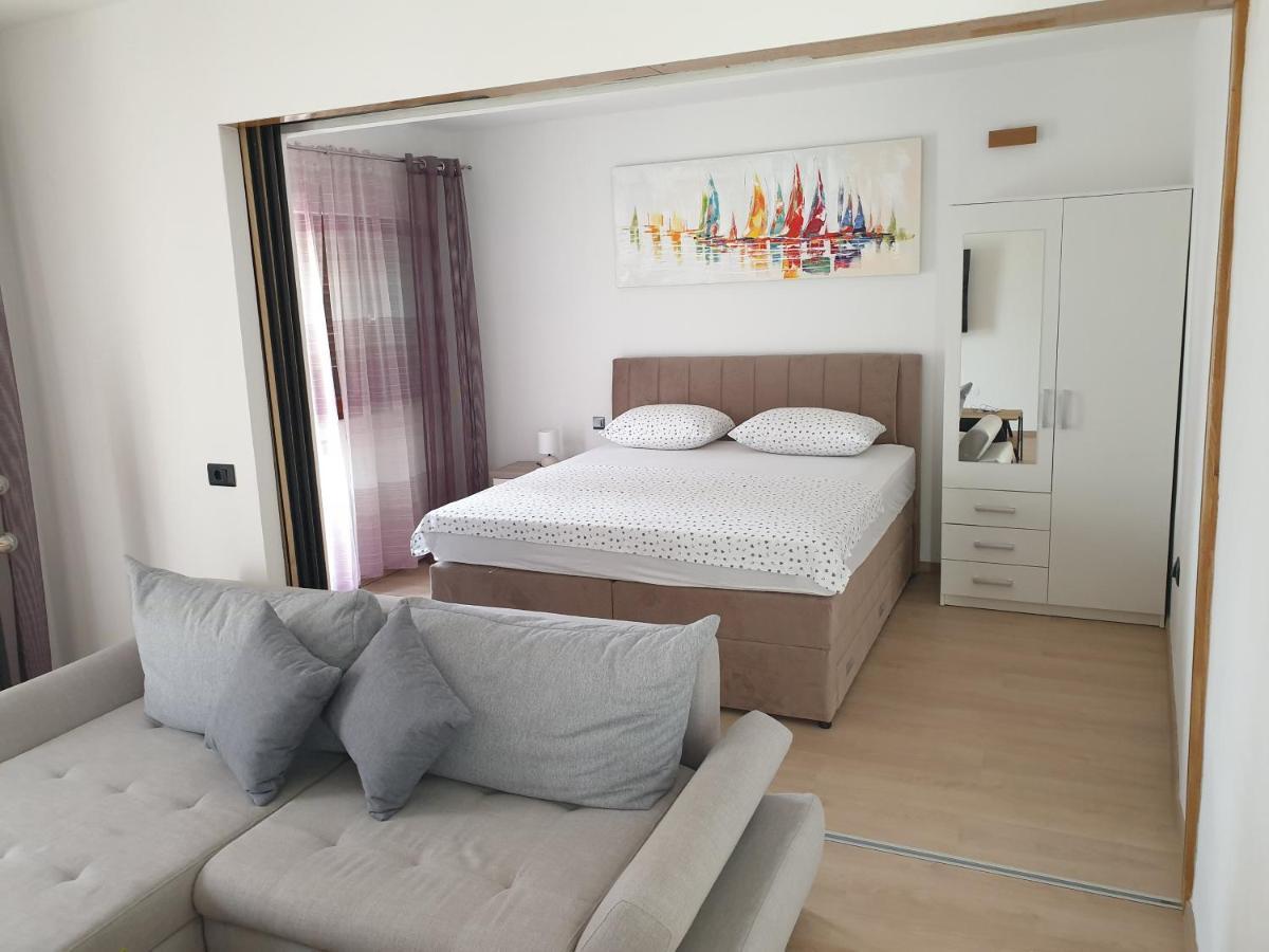 Apartments Gabi Omis Exterior photo