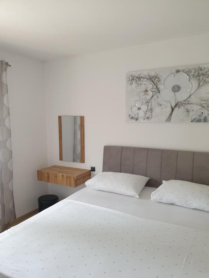 Apartments Gabi Omis Exterior photo