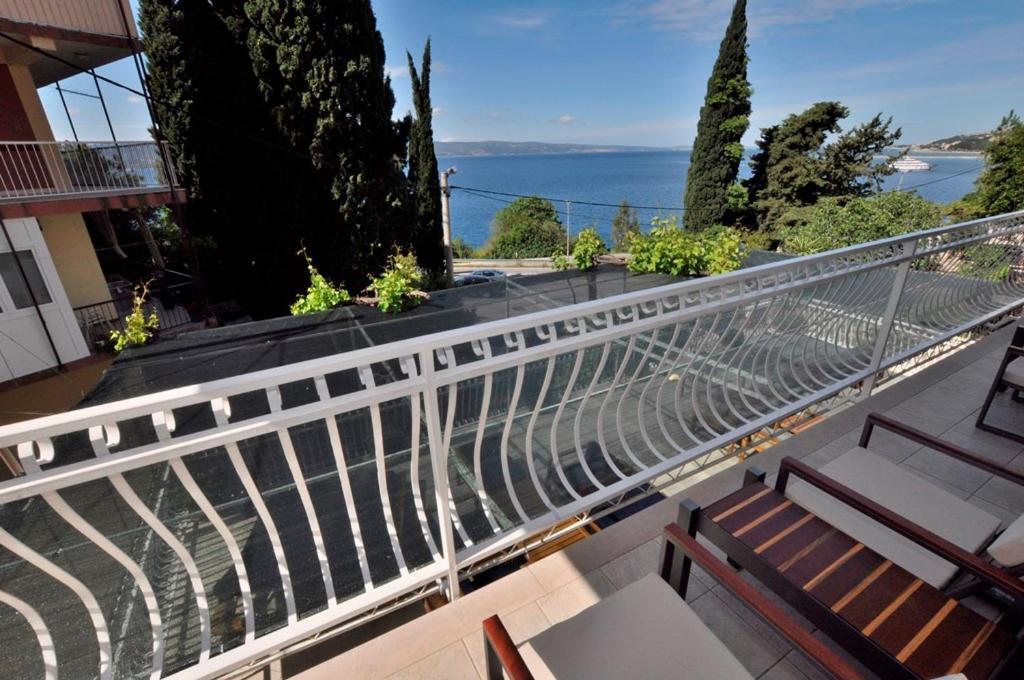 Apartments Gabi Omis Exterior photo
