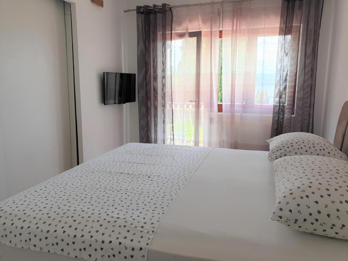 Apartments Gabi Omis Exterior photo