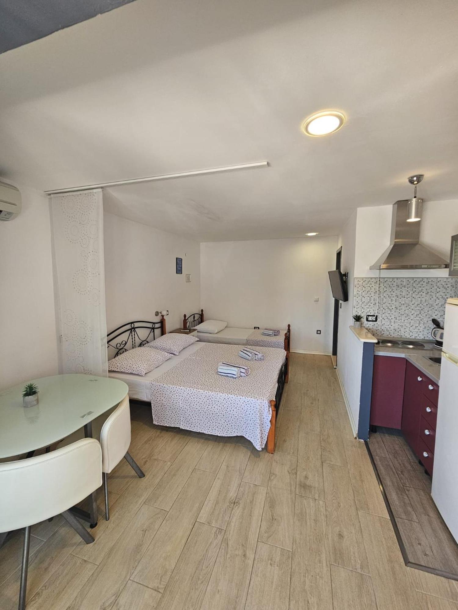 Apartments Gabi Omis Exterior photo