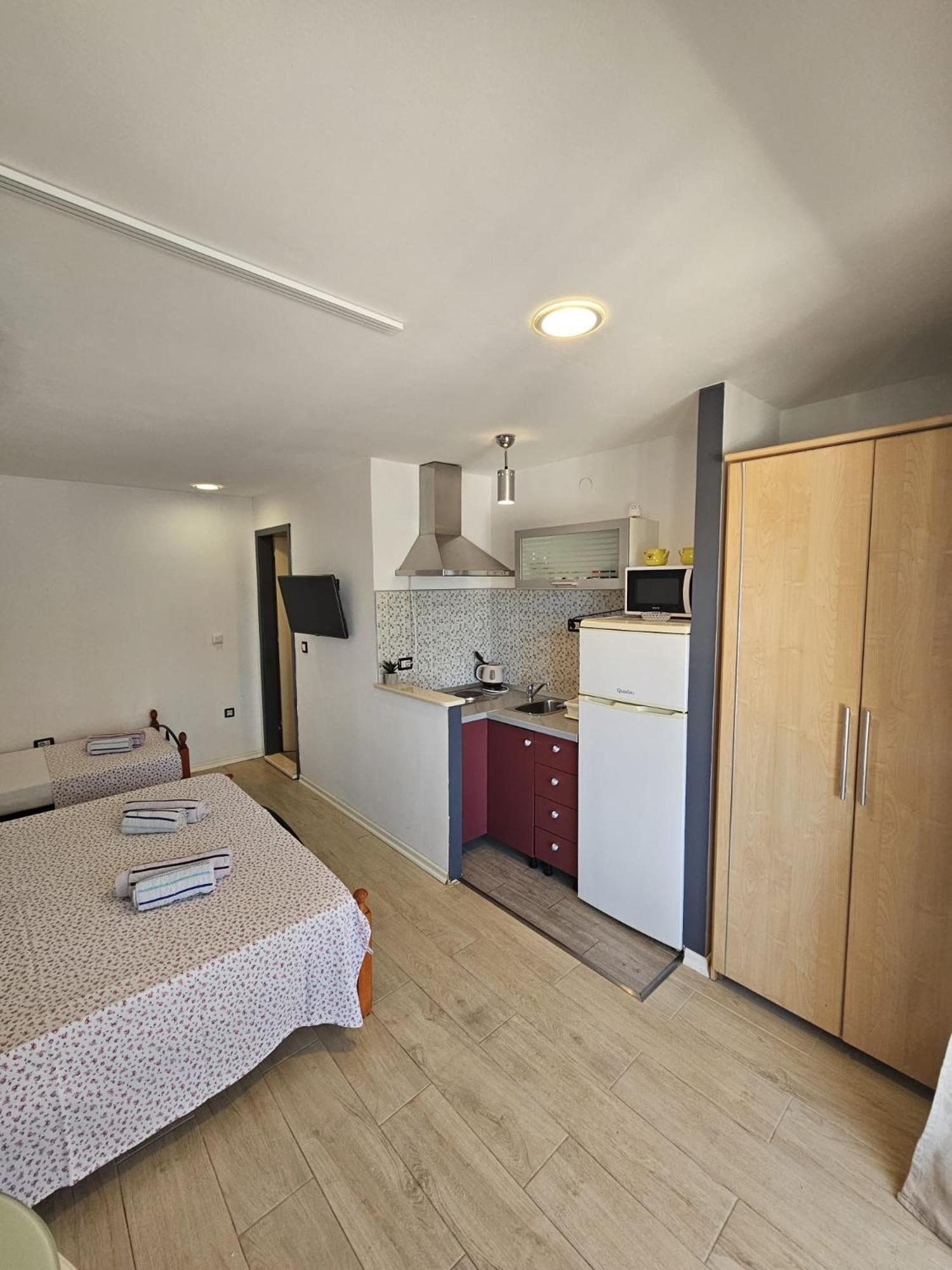 Apartments Gabi Omis Exterior photo