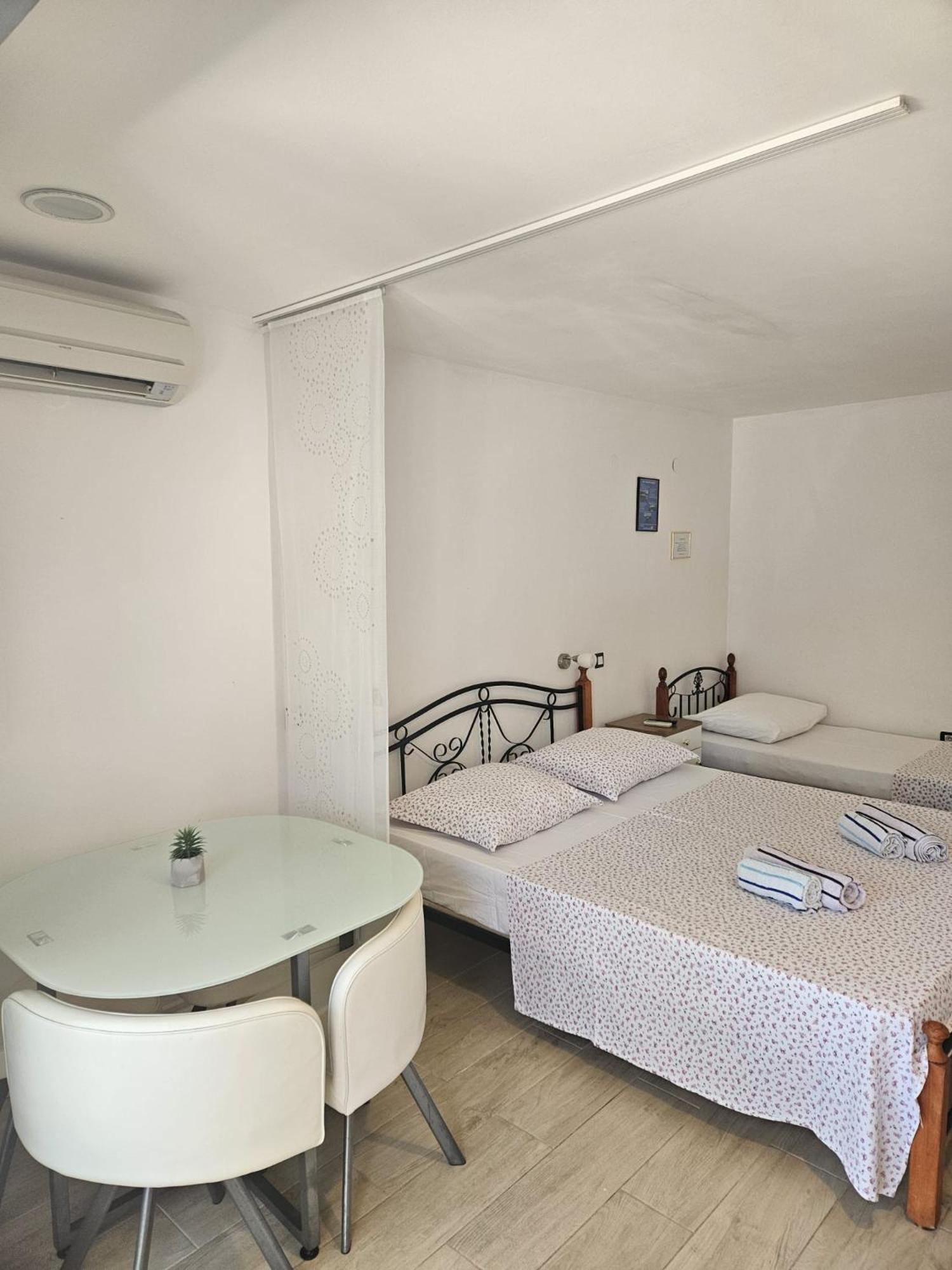 Apartments Gabi Omis Exterior photo